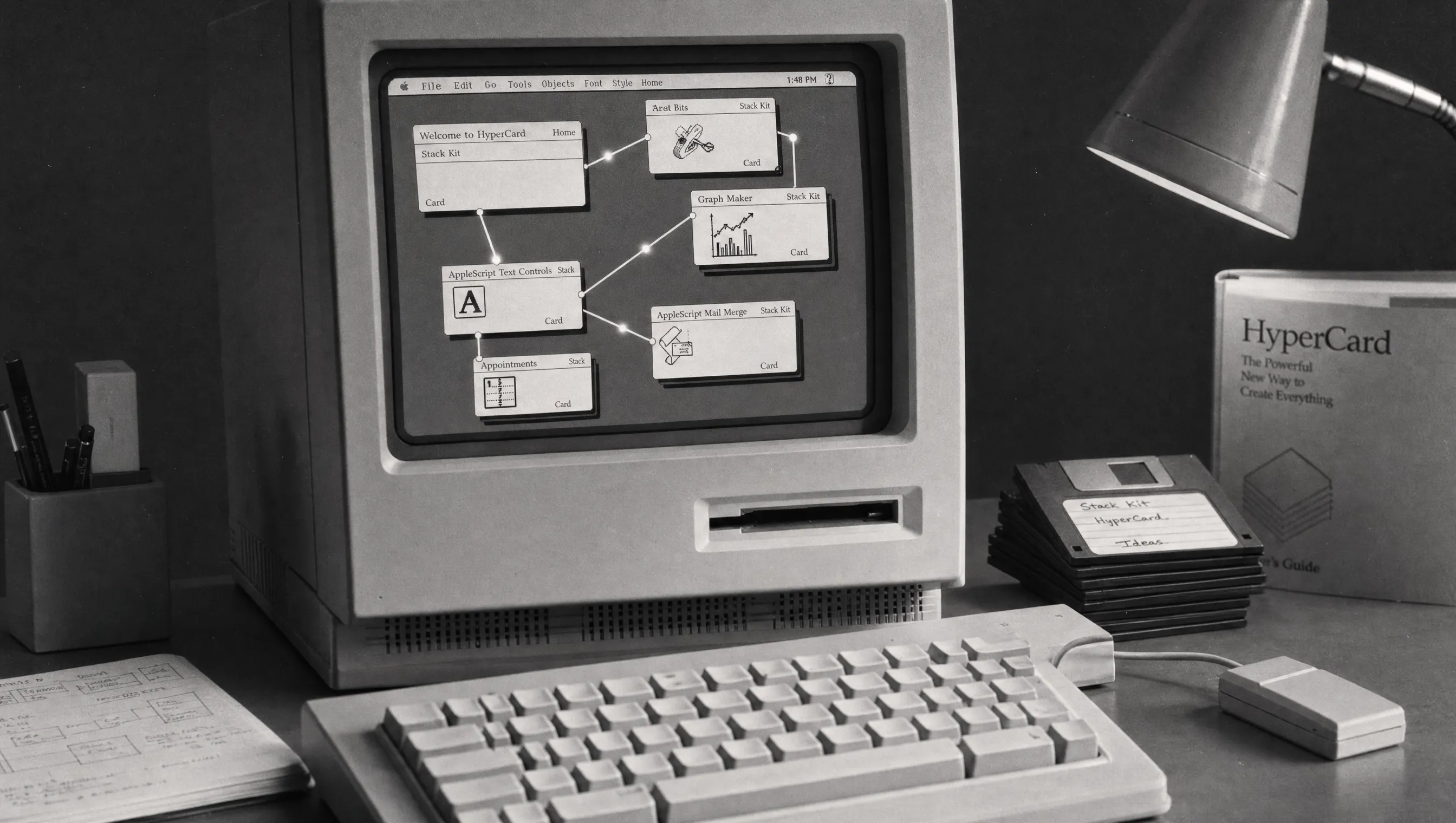 Apple HyperCard auf einem Macintosh mit Kartenstapel und Hypertext-Oberfläche.